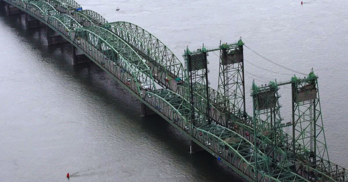 An Abandoned Sailboat Slams Into the I-5 Bridge