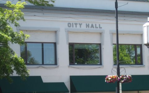 The white facade of Ashland City Hall with green awnings